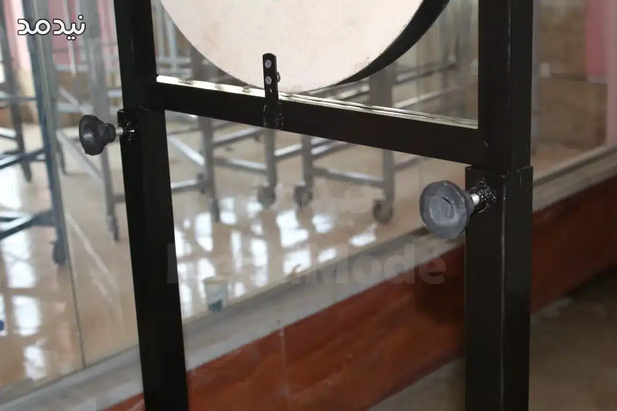 قابلیت تنظیم ارتفاع دقیق صفحه دارت در پایه چرخ‌دار نیدمد