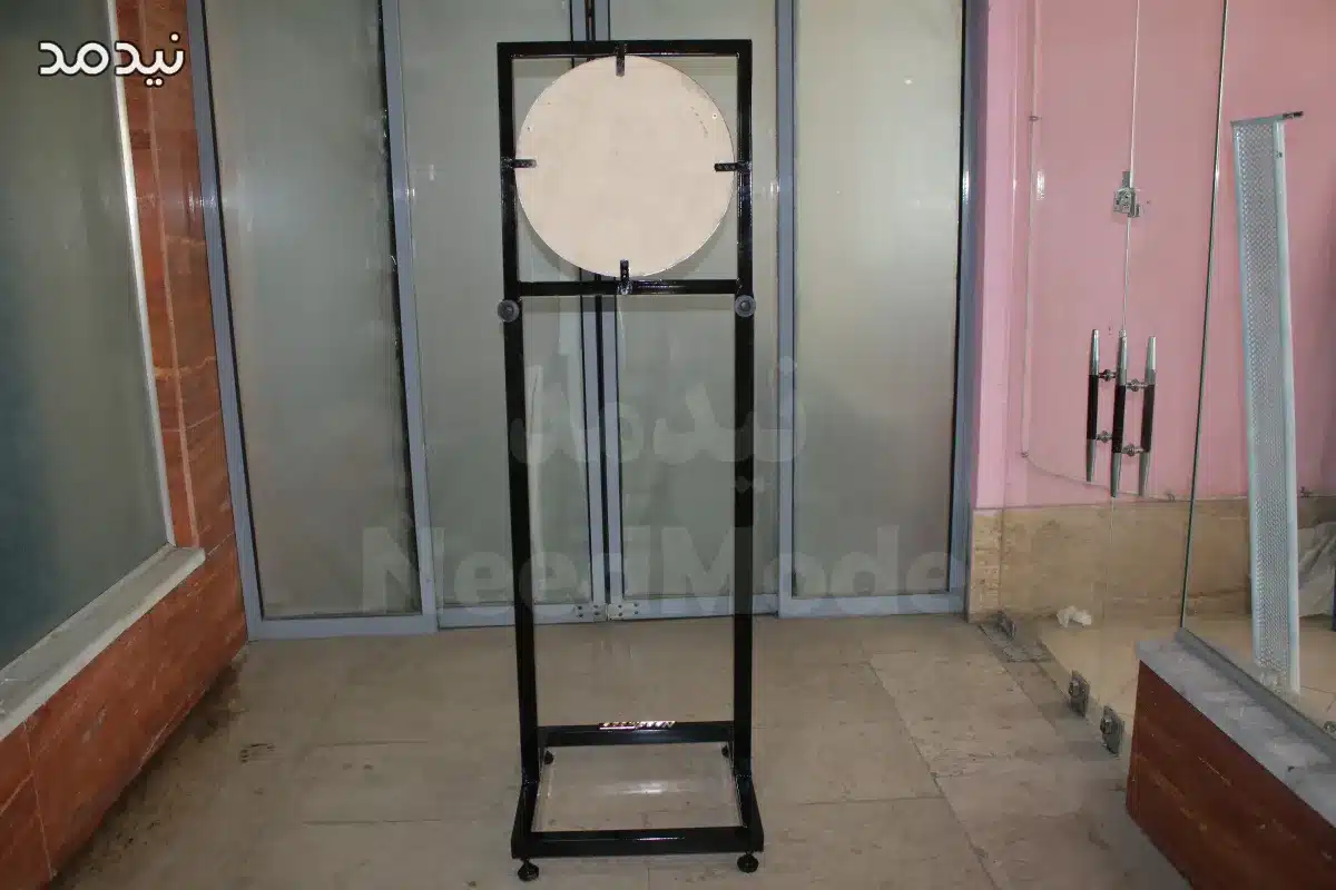 نمای پشتی استند دارت نیدمد با شاسی فلزی مستحکم و قاب نگهدارنده صفحه دارت