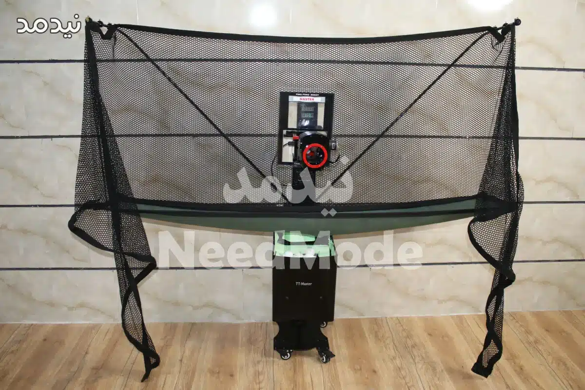 ربات پینگ پنگ نیدمد در حالت ایستاده و آماده تمرین